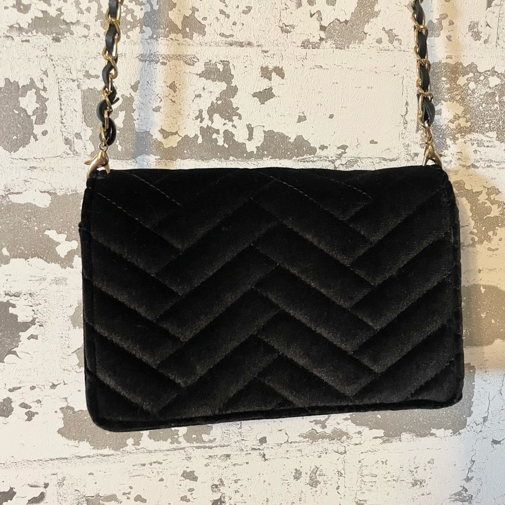 Chic black velvet crossbody bag from bebe featuring a classic quilted chevron - Picture 4 of 6